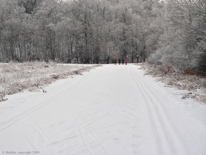 Skiers near the Relais